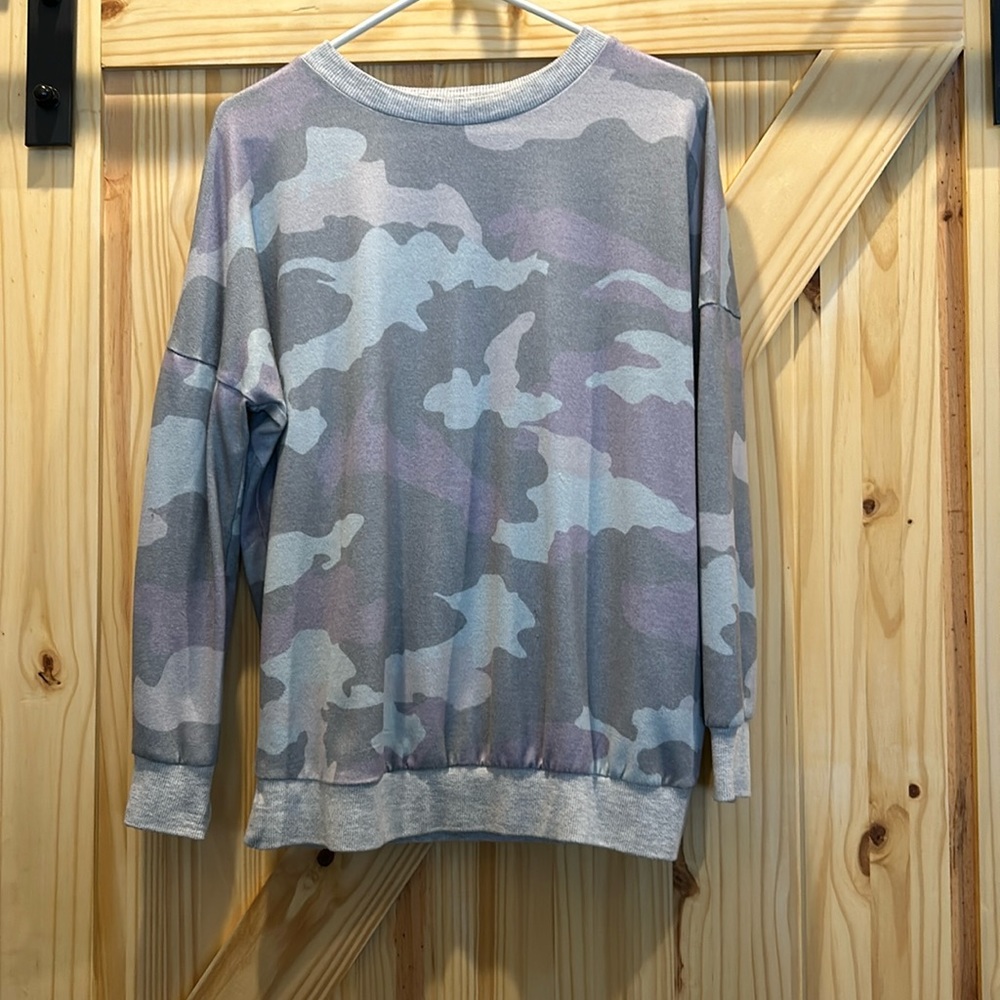 Camo crew neck sweatshirt. Womens size small